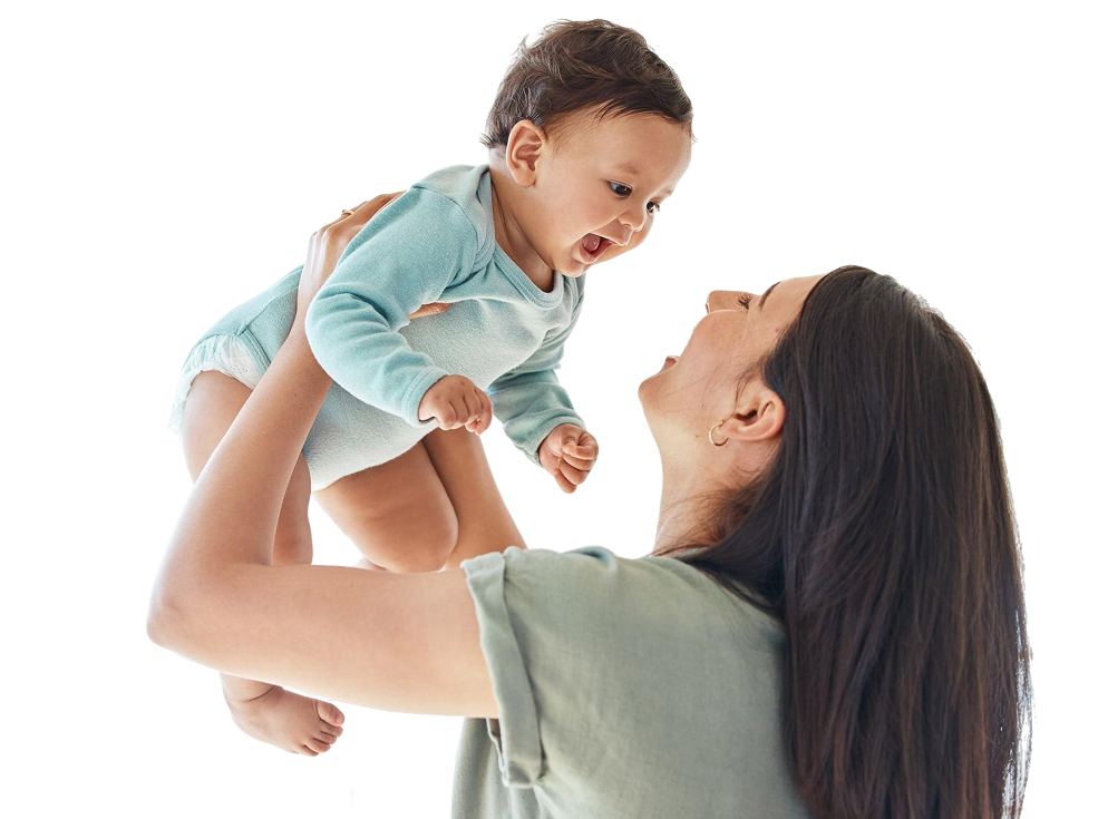 Mãe levantando o bebê